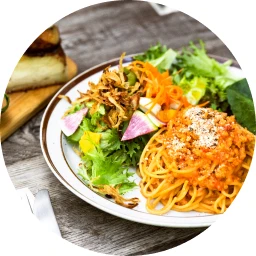 パスタとサラダのランチプレート