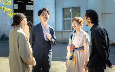 屋外で談笑する 4 人